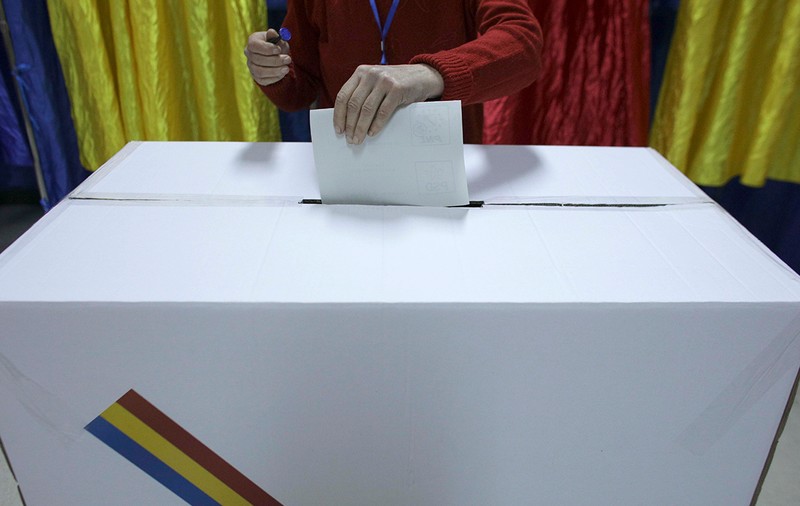 Românii din Hong Kong și Japonia au mers la vot printre proteste și pe ploaie. ”Dacă eu am călătorit 40 de kilometri să votez, poți și tu”