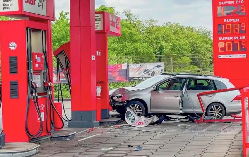 O mașină cu numere românești a intrat cu viteză într-o pompă de carburant și a închis o benzinărie, în Germania. Șoferul e căutat de polițiști
