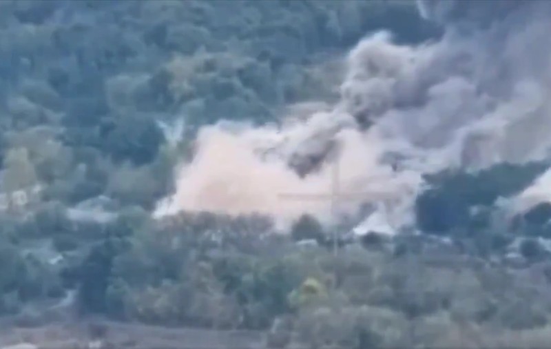 Momentul în care două rachete trase de ucraineni pulverizează clădirea în care se aflau soldați ruși operatori de drone, în Kursk I VIDEO