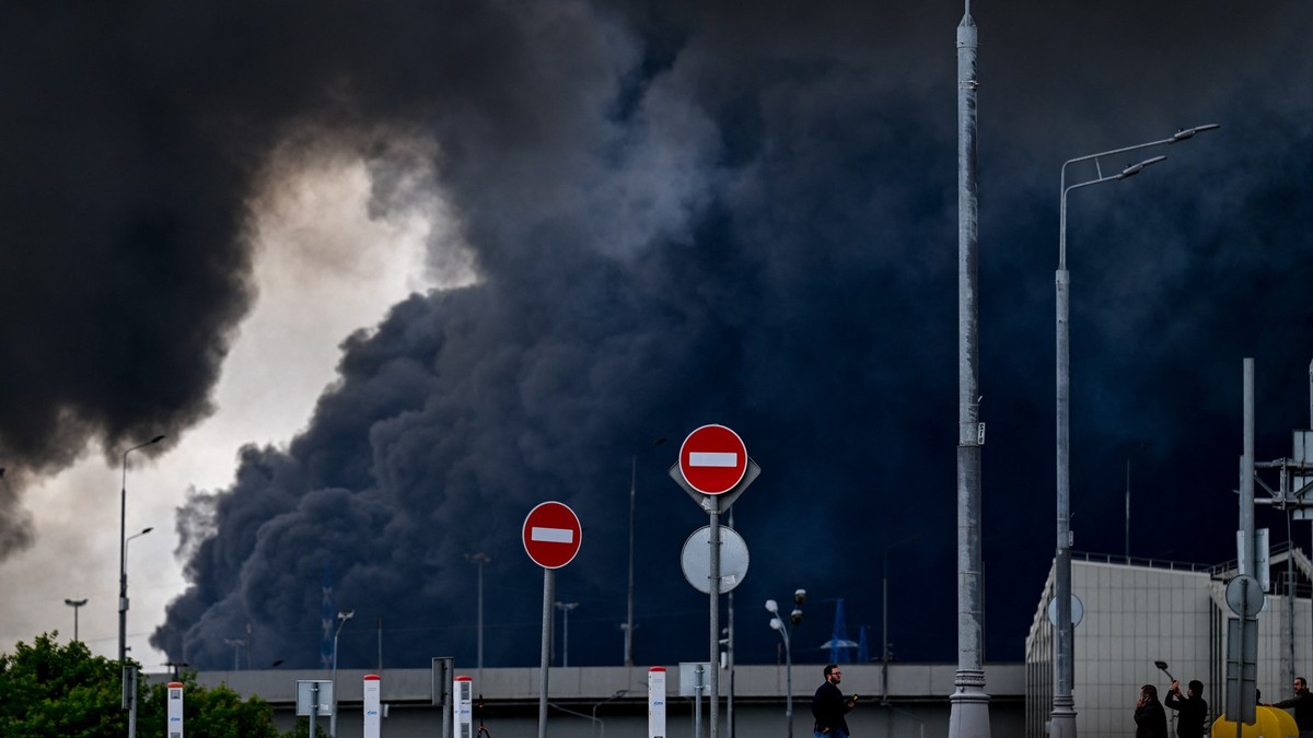 Moscova, 18 iunie 2026 - nor negru de fum de la rafinăria din Moscova, după un atac efectuat de ucraineni Foto: Profimedia