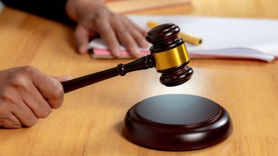 ciocan judecătoresc din lemn închis la culoare