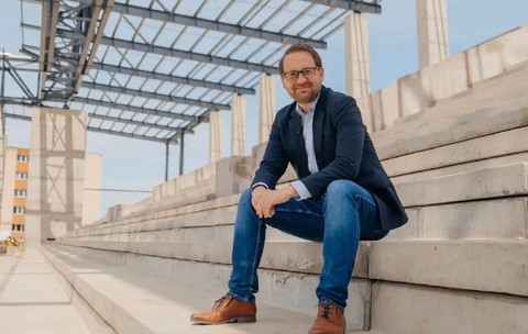 Dominic Fritz îi răspunde lui Alfred Simonis după criticile despre vestimentație: „Părinții au investit în educație, nu în haine scumpe”