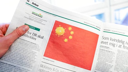 Un cotidian danez a publicat o caricatură cu steagul Chinei, în care a înlocuit stelele cu reprezentarea coronavirusului. Caricatura a stârnit un scandal diplomatic, Danemarca refuzând să-și ceară scuze pentru caricatură. Tot caricaturiștii danezi au fost autorii celebrelor caricaturi cu profetul Mohamed, care au înfuriat lumea musulmană.