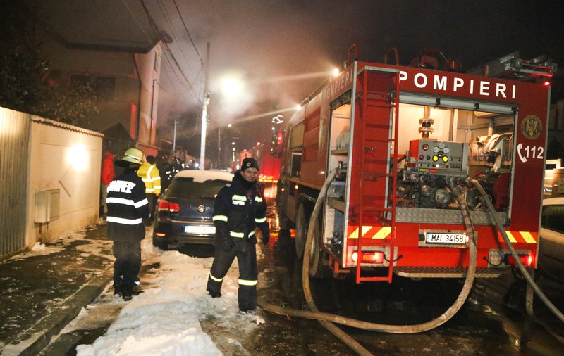 Incendiu puternic în Ploiești. Flăcările au cuprins trei case