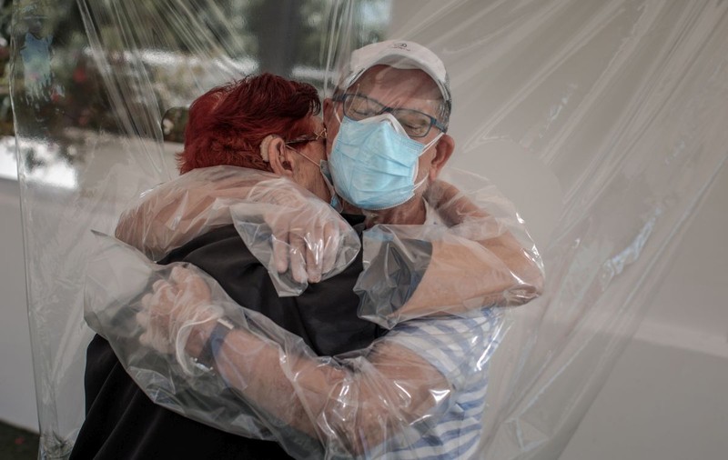 Săptămâna în imagini | O îmbrățișare în ciuda pandemiei, conflictul dintre doi giganți militari și lăcustele care au invadat mai multe țări