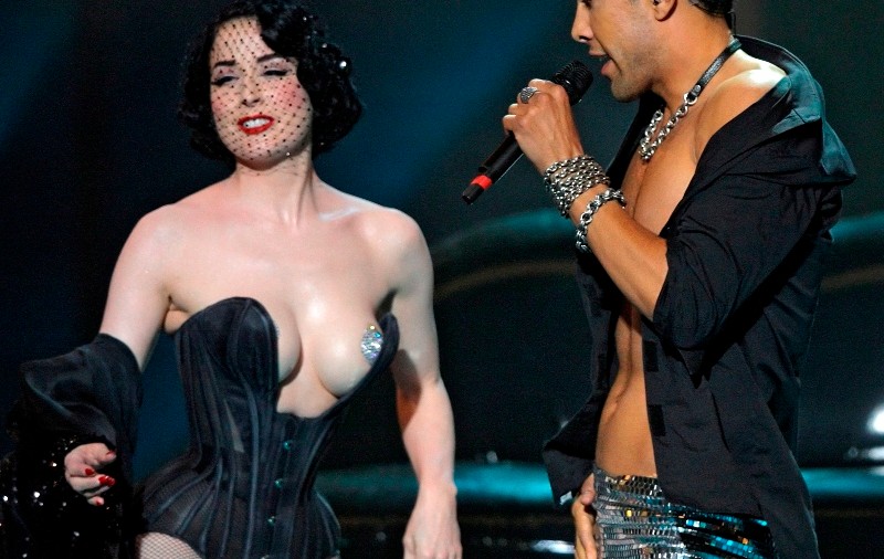 Dita Von Teese îi ironizează pe jurnalişti