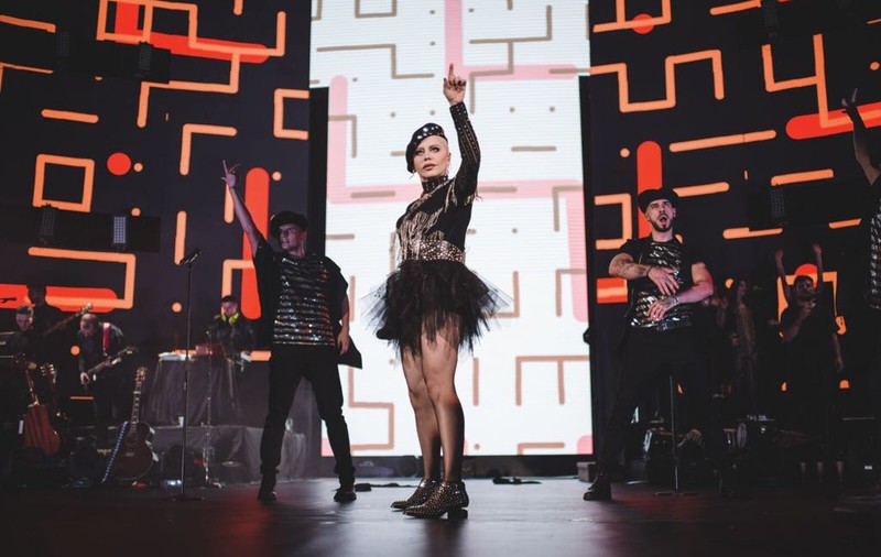 Loredana Groza, apariție spectaculoasă pe scena Sălii Palatului. 14 look-uri inedite și cizme Saint Laurent cu 6.000 de cristale