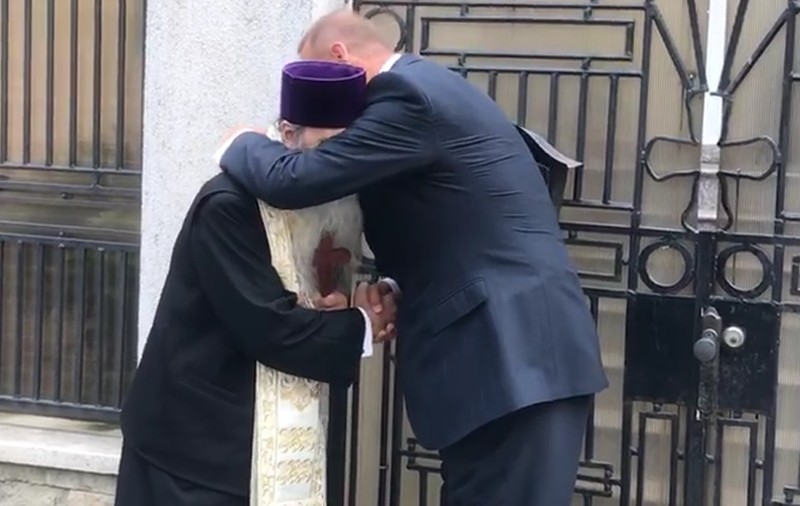 Viorel Cataramă şi ÎPS Teodosie continuă să ignore regulile de distanțare socială. S-au îmbrățișat după întâlnirea de la Constanța