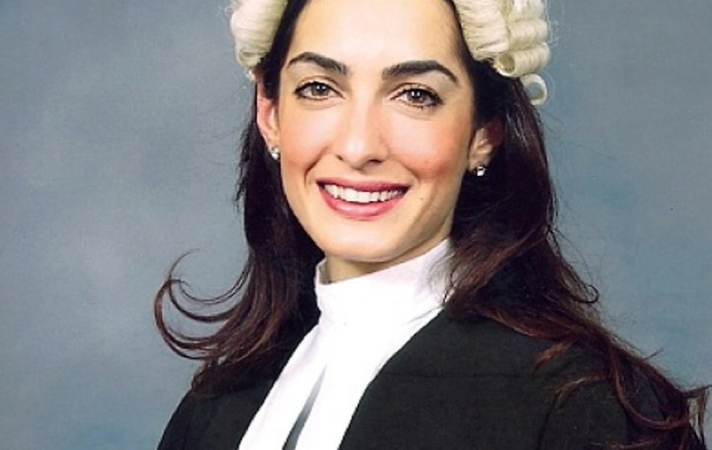 IUBITA lui GEORGE CLOONEY, APARIŢIE SENZAŢIONALĂ! ESTE SUPERBĂ, cu perucă şi ROBĂ! 