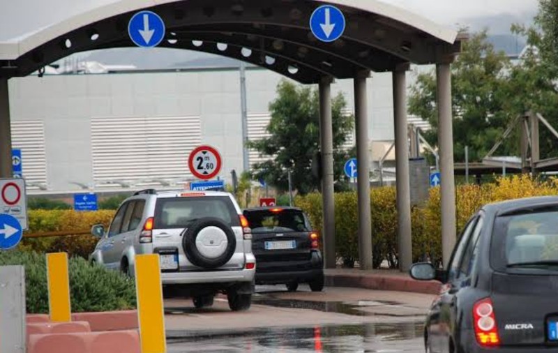 Parcări capcană pentru turiști într-o destinație populară de vacanță: șoferii care s-au trezit cu mașinile ridicate cer indicatoare bilingve