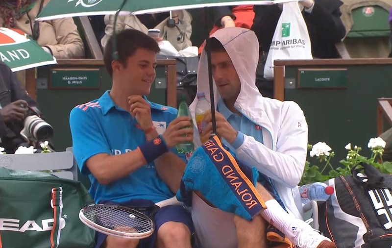A făcut spectacol pe marginea terenului de la Roland Garros! Novak Djokovic s-a împrietenit cu un băiat de mingi | VIDEO