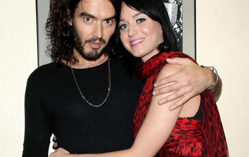 Russell Brand şi Katy Perry se deghizează în moşi pentru a putea ieşi din casă