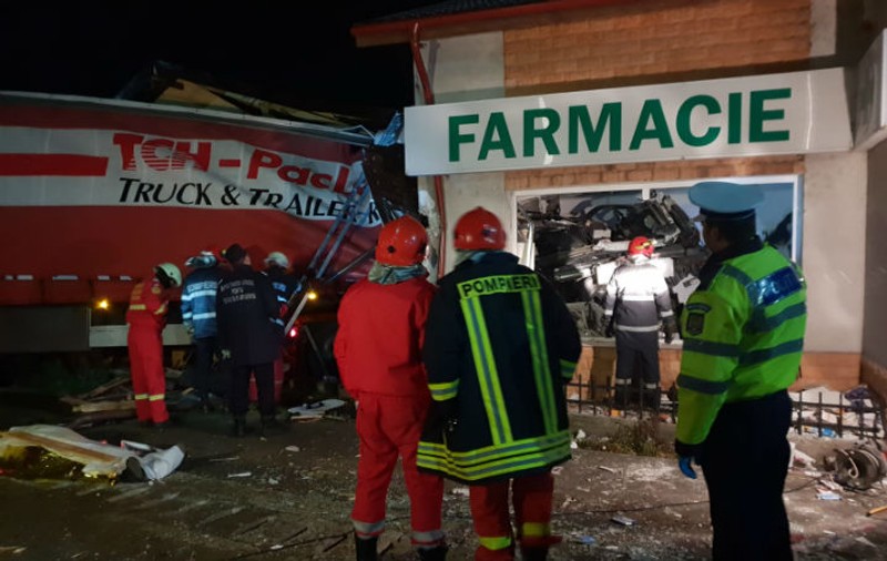 Un camion a intrat într-o farmacie din Valea Călugărească. Șoferul a murit pe loc