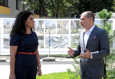 Ramona Chiriac, șefa reprezentanței Comisiei Europene în România și primarul Daniel Băluță, la inaugurarea unui campus educațional în sectorul 4. Foto: ps4.ro