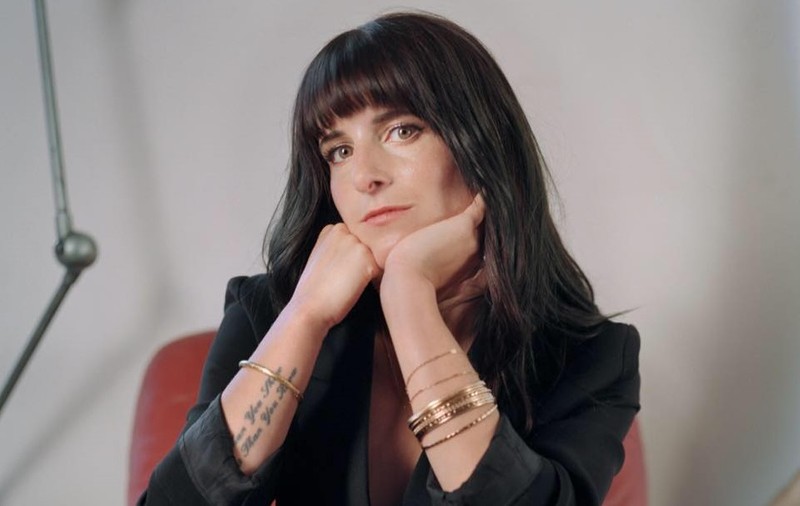 Ajunsă în România o singură dată, o cântăreață din Franța îi laudă pe români, dar critică Bucureștiul: „Am fost dezamăgită de trafic, de poluare”. Melodiile ei se aud la radio