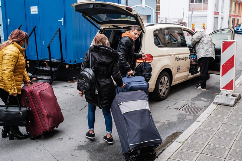 Asistenta socială de la centrul de consiliere JADWIGA a chemat un taxi care îi duce pe Eleonora, Gabriel și Gabriela la hostel.