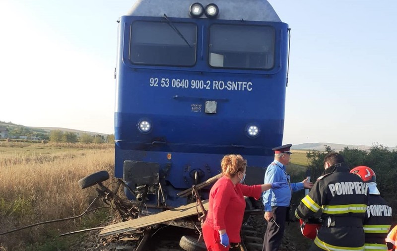 Accident feroviar în Vaslui. Un bărbat de 38 de ani și un copil de 7 ani au murit după ce căruța în care se aflau a fost lovită de tren