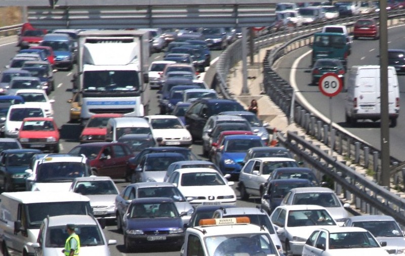 A murit călcat de două mașini pe DN1. Mergea printre benzi