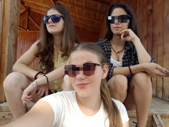 Alexandra (stânga, sus) și două prietene de-ale ei