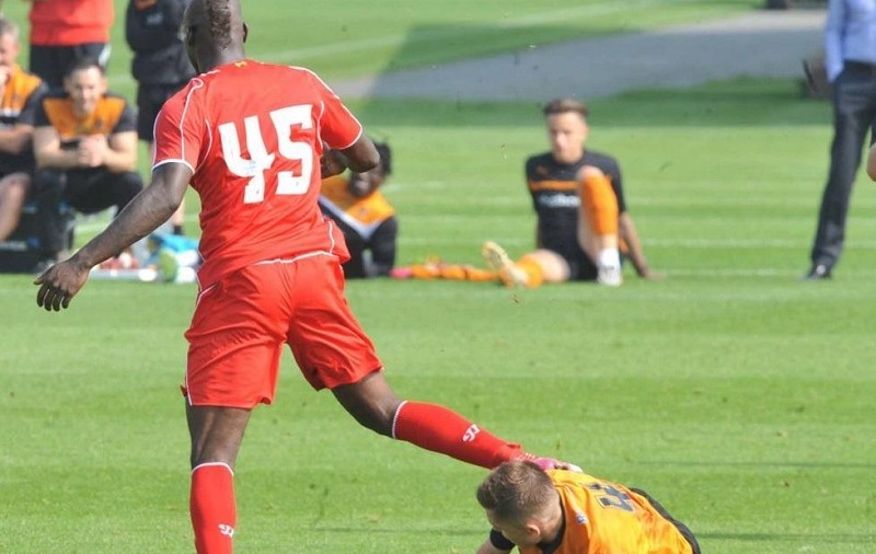 Balotelli a comis-o din nou! A lovit un adversar cu piciorul în cap