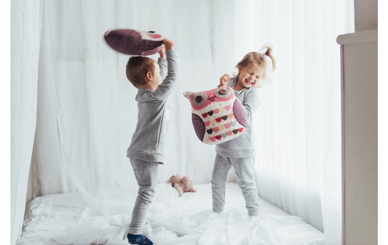 Pijamale din materiale naturale vs. sintetice: Ce e mai potrivit pentru somnul copilului