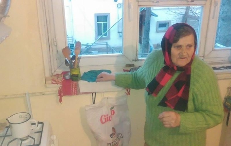 Doarme pe un pat improvizat din scaune într-o cameră neîncălzită. Chinul unei bătrâne de 80 de ani din Câmpina, răpusă de sărăcie