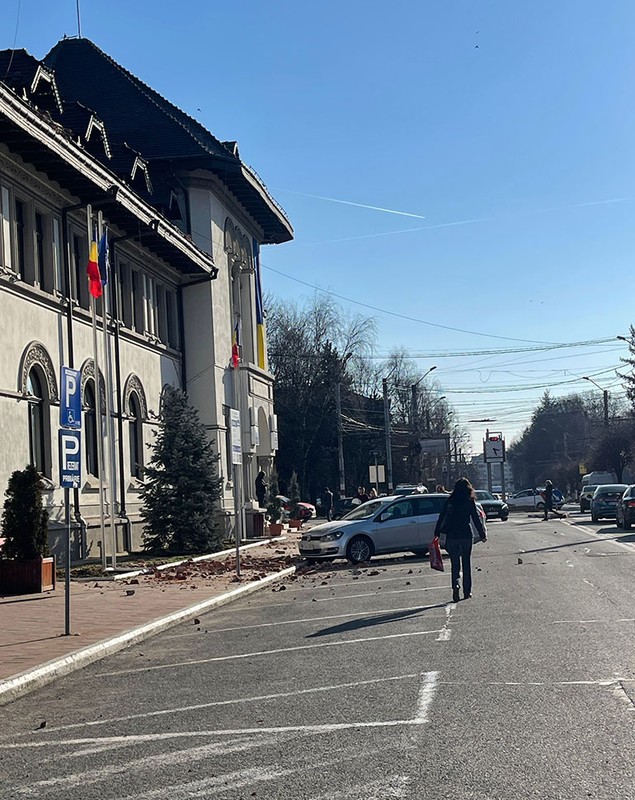 Imagini cu urmările cutremurului de 5,7 grade din Oltenia. Mai multe clădiri au fost avariate