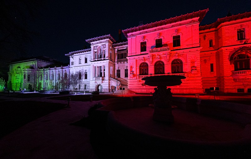 UPDATE | Palatul Cotroceni, iluminat în această seară în culorile drapelului italian, în semn de solidaritate cu ţara care trece cu greu prin pandemia COVID-19