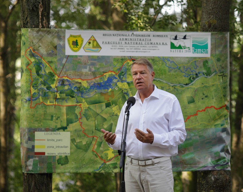 Iohannis, plimbare cu barca în Parcul Comana pentru a promova protejarea mediului