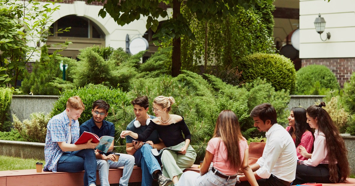 Grup de studenți în campusul unei universitîți