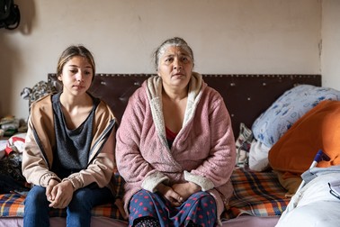 Maria și mama ei vor trece mai ușor de iarnă, acum că locuința lor este cât de cât izolată