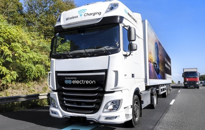 Țara din Europa care a inaugurat prima porțiune de autostradă electrică: mașinile sunt încărcate în mers