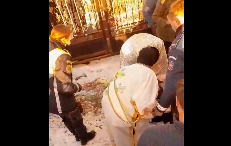 Un preot ortodox s-a întins pe jos și a blocat intrarea în cimitir, pentru a opri o înmormântare penticostală, în Suceava. „Puneți-i fiola!” | VIDEO