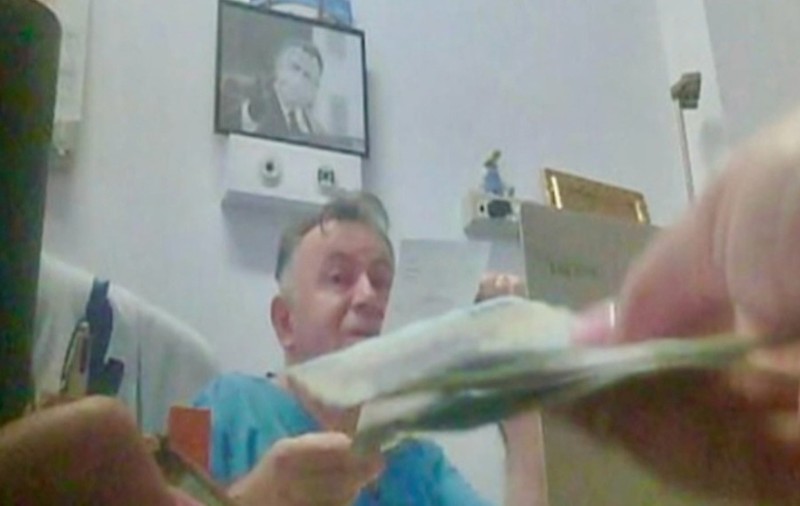 Imagini cu banii puși de un pacient pe biroul lui Nelu Tătaru, despre care procurorii susțin că sunt șpagă luată de fostul ministru al sănătății