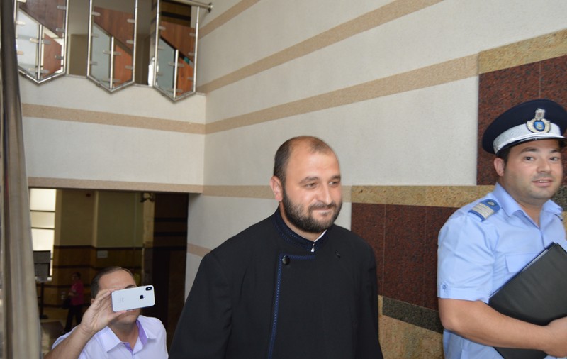 Preotul care ar apărea în filmulețul pornografic cu fostul episcop de Huși nu recunoaște înregistrările video/ FOTO