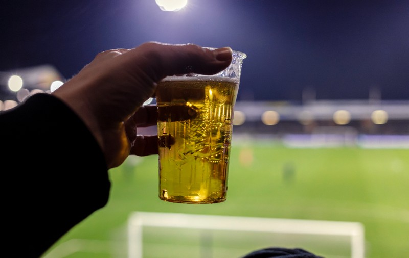 Berea cu alcool revine pe stadioanele din România, parlamentarii au votat legea în ultima zi înainte de vacanță