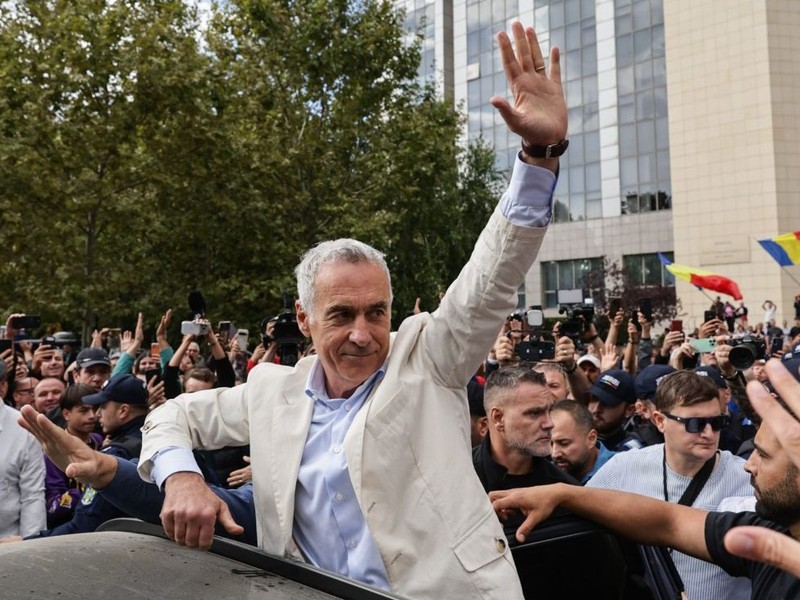 Calin Georgescu saluta sustinatorii adunati in fata Tribunalului Bucuresti, dupa decizia instantei - control judiciar. Foto: Vlad Chirea / Libertatea