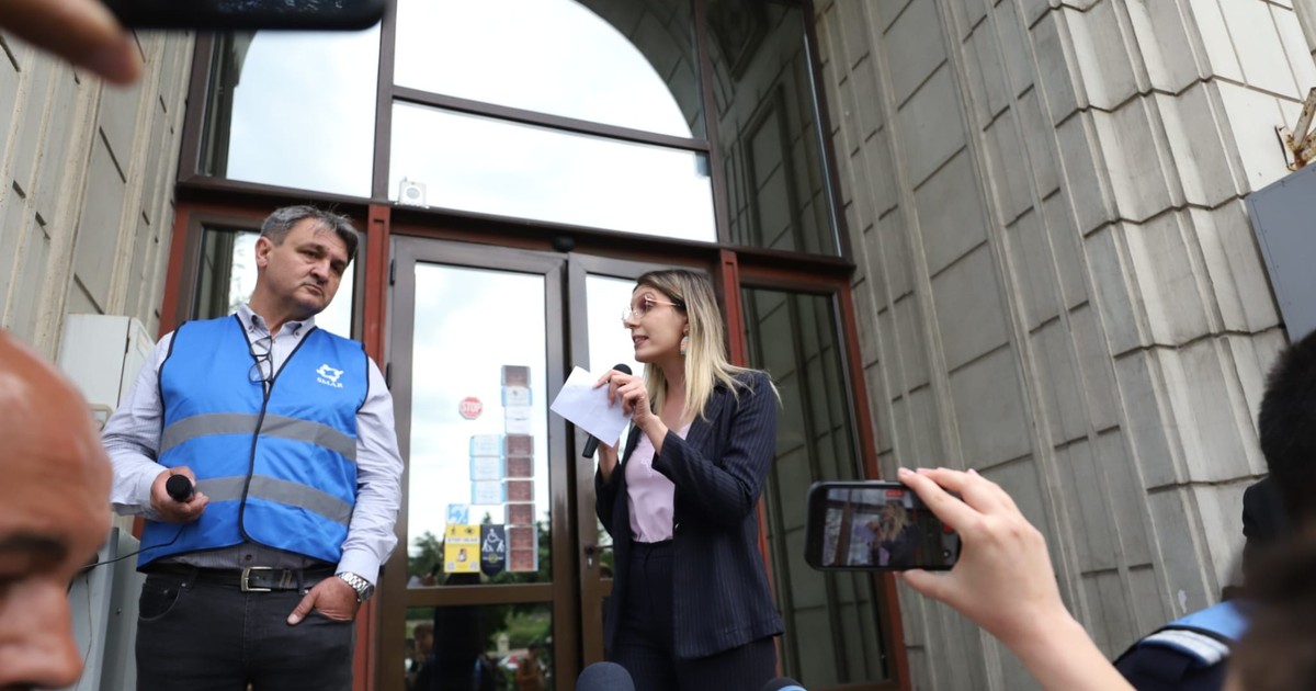 Diana Buzoianu pe treptele ministerului Mediului, vorbeste la microfon in afata protestatarilor