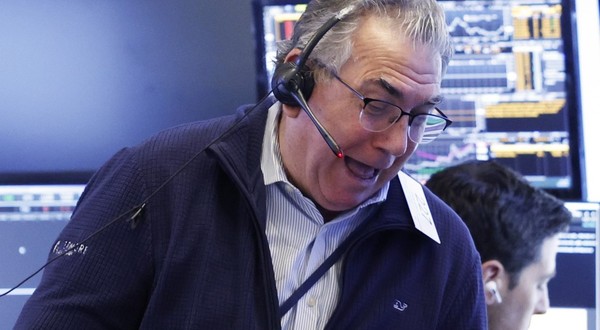 Acțiunile scad după noile tarife vamale impuse de China pe Wall Street, în New York. Foto Profimedia