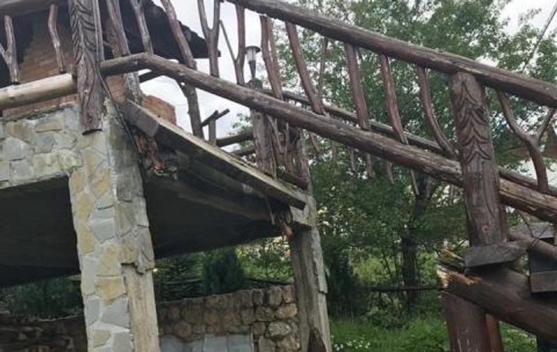 Opt turiști au fost răniți la o pensiune din Fundata. Au căzut în gol de la 3 metri, după ce o scară din lemn a cedat sub greutatea lor