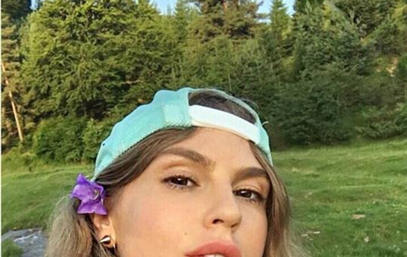 Corina Bud, aproape dezbrăcată în lanul de grâu. Artista e din ce în ce mai lipsită de inhibiții | FOTO