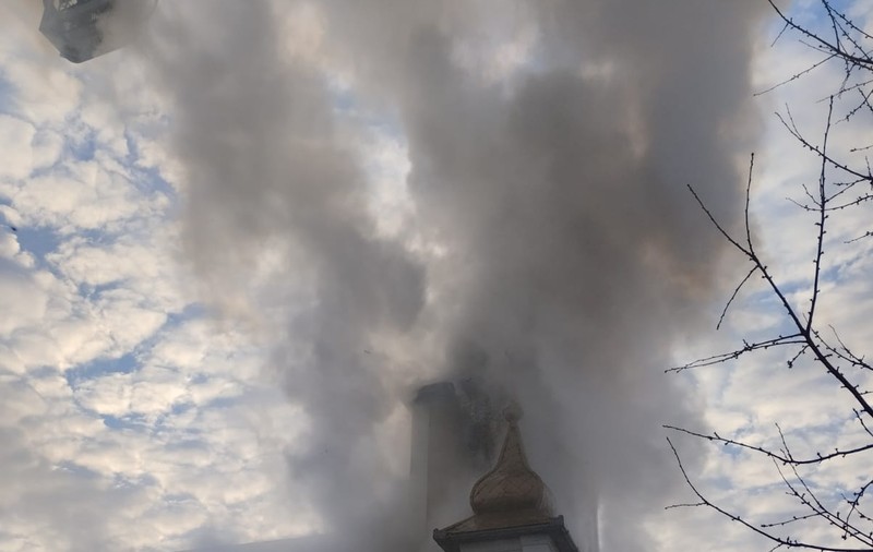 Incendiu la biserica din Crăciunești, Maramureș. Focul a izbucnit la turla lăcașului de cult