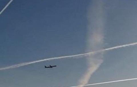 ANIMAŢIE. Ce sunt urmele lăsate pe cer de avioane, care i-au alarmat la conspiraţionişti