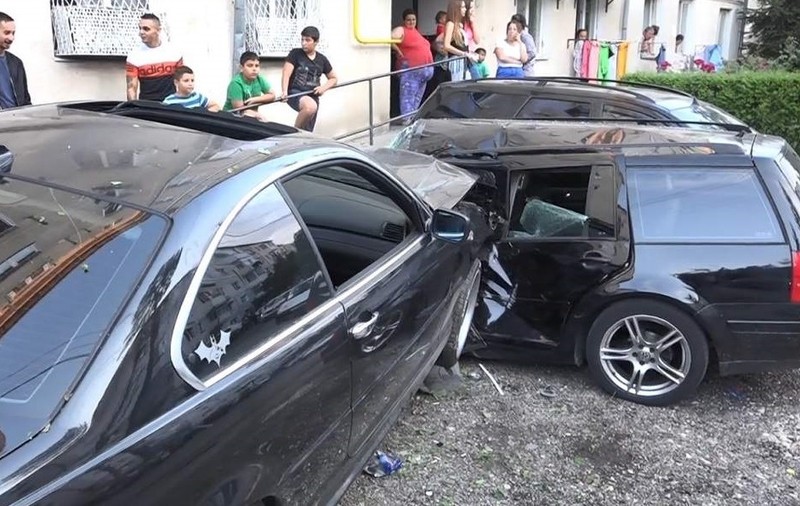 Un tânăr din Câmpulung a făcut praf cu BMW-ul, mașinile aflate în parcarea din faţa blocului