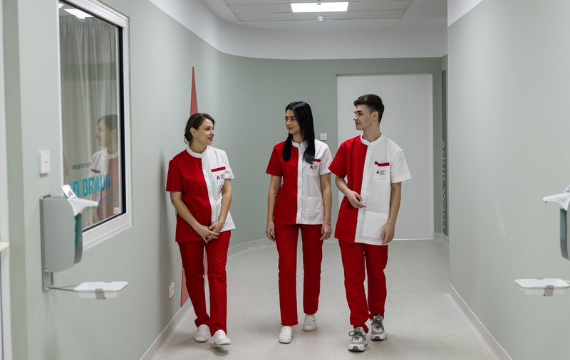Extrem de bine pregătiți și empatici, asistenții medicali contribuie semnificativ la îmbunătățirea experienței de îngrijire a pacienților. Academia Europeană pentru Asistenți Medicali pregătește noile generații de specialiști în domeniul medical și își deschide porțile pentru noi înscrieri.