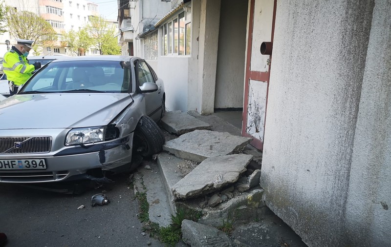 FOTO |Un individ a intrat cu mașina în scara blocului, la Vaslui. Cum a reușit
