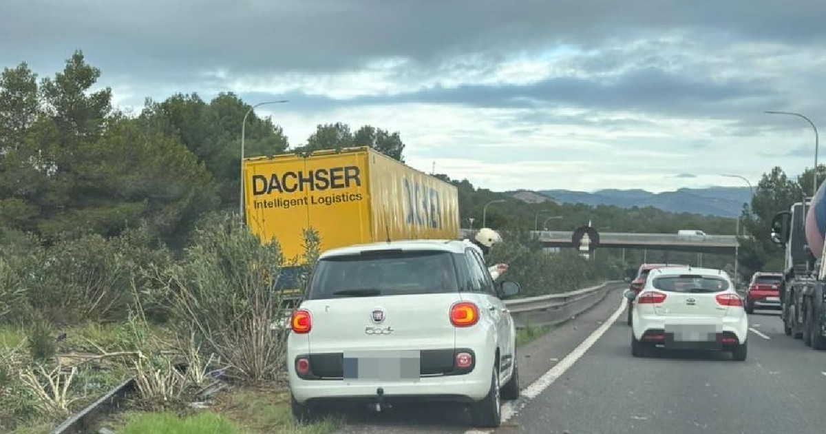 Un TIR cu remorca de culoare galbenă a intrat în partea care desparte soseaua de centură din Palma de Mallorca, Spania