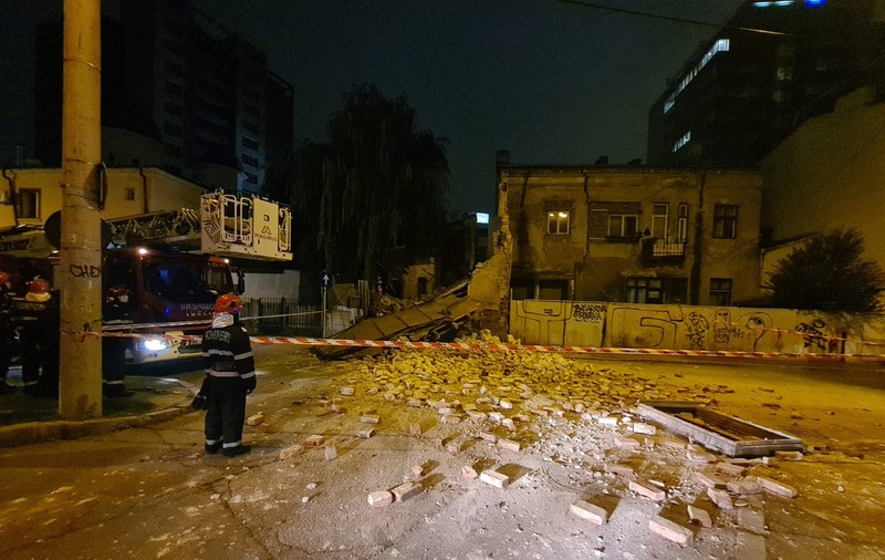 VIDEO | O clădire monument istoric s-a prăbușit în centrul Capitalei. Casa, din secolul al XIX-lea, nu figura cu risc seismic