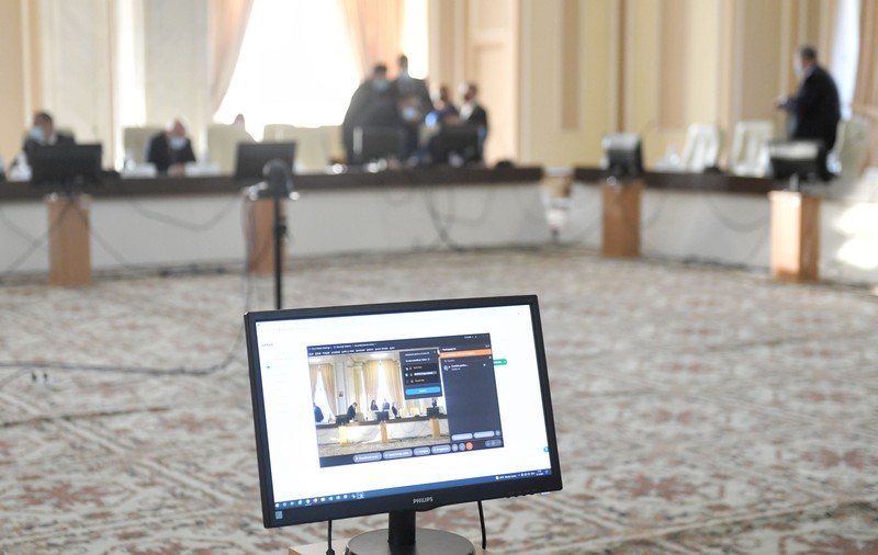 Rectificări și scuze: Comisia de buget și finanțe din Cameră nu vrea să-i crească salariul premierului, ci pe al unor funcționari publici