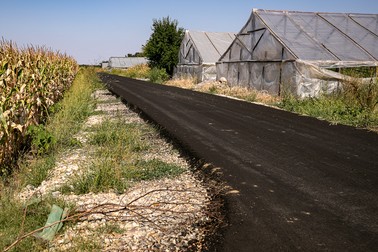 Asfaltul a fost turnat de câteva săptămâni, zic oamenii din sat. Nu vine ministrul, dar vin alegerile